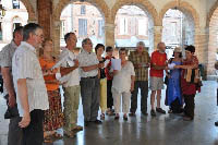 Chanteurs occitans sous la halle de Carbonne. - JPEG - 34.9 ko