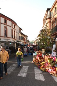 La rue Jean-Jaurès un jour de marché - JPEG - 39.4 ko