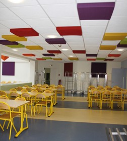 Le restaurant du groupe scolaire Henri Chanfreau accueille les élèves de l'école maternelle et élémentaire. - JPEG - 40.9 ko