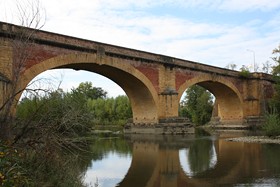 Le pont de pierre composée de trois arches n'a subi aucune modification depuis sa construction. - JPEG - 38.9 ko