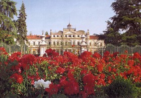 La villa impériale fut la propriété de l'impératrice de Savoie. - JPEG - 41.7 ko